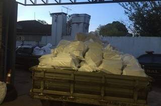 Sacos de farelo de milho estavam sobre a droga para despistar a fiscalização. (Foto: Divulgação/PRF)