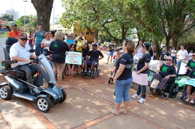 Para chamar aten&ccedil;&atilde;o da sociedade, pessoas com defici&ecirc;ncia protestam no centro 