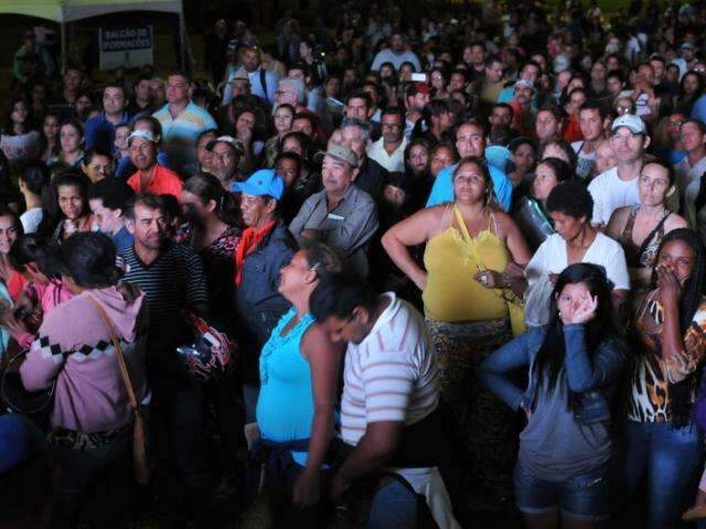 Ap&oacute;s dias &quot;sumido&quot;, Bernal reaparece em pra&ccedil;a para sortear apartamentos