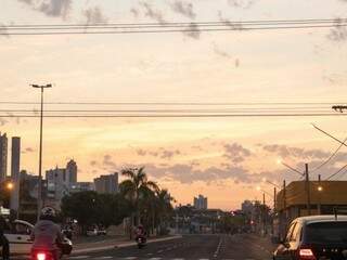 Início da manhã na Avenida Fernando Corrêa da Costa, em Campo Grande. (Foto: Henrique Kawaminami)