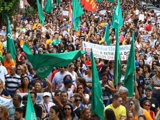 Professores bloqueiam principais vias de Campo Grande (Foto: André Bittar) 