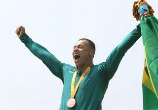 Caio comemora a conquista do bronze na canoagem (Foto: Reprodução/ Twitter CPB)