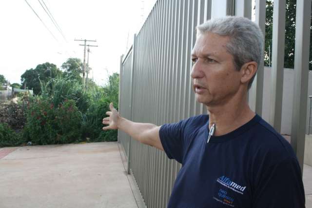 Moradores reclamam do matagal que toma conta de ruas e &aacute;reas privadas
