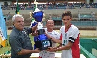 Taça de campeão foi entregue a jogador do Seduc. (Foto: Clezer Gomes/Plantão do MS)