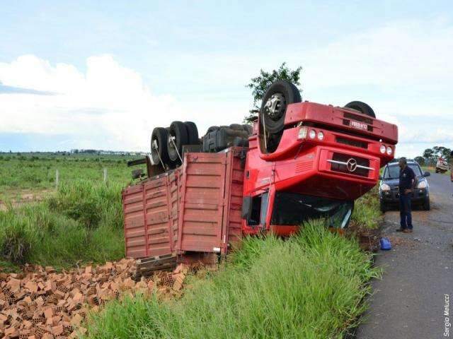 Condutor desvia de tamandu&aacute; e caminh&atilde;o com tijolos tomba