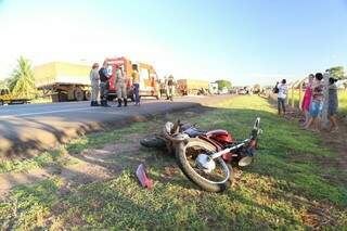Os dois motociclistas morreram na hora. (Foto: Fernando Antunes) 