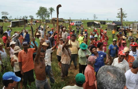  Sem-terra invadem fazenda &agrave;s margens da MS-134, em Bataypor&atilde;
