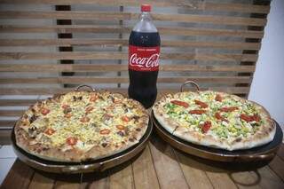 Em fevereiro quem pedir duas pizzas grandes ganha de brinde uma coca cola de 2 litros (Foto: Paulo Francis)