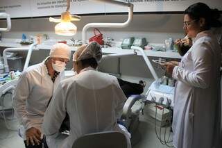 Profissionais são supervisionados por mestres e doutores em Odontologia.