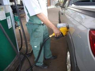 Frentista abastecendo veículo em posto de combustíveis da Capital. (Foto: Arquivo)