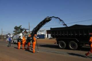Obra na BR-163 interdita trecho e trânsito flui em sistema pare-e-siga Obra na BR-163 interdita trecho e trânsito flui em sistema pare-e-siga