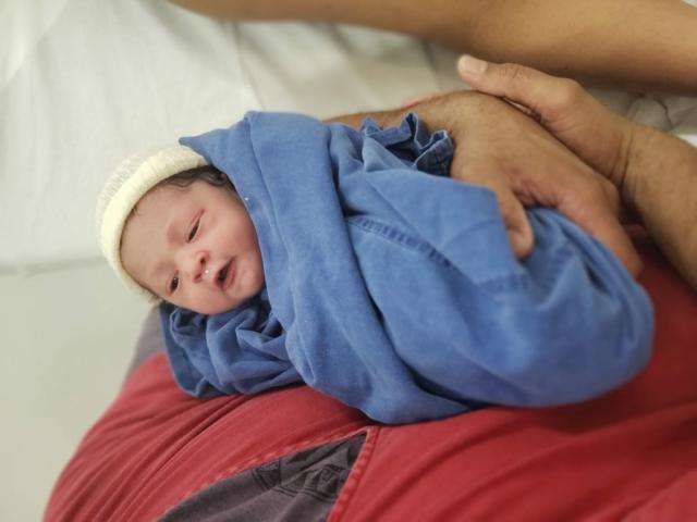 Primeiro beb&ecirc; de 2019 &eacute; uma menina e nasceu com 2,6 quilos