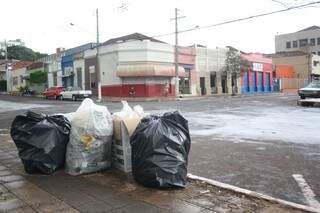 Funcionários de restaurante fizeram mutirão para limpar calçada e deixaram lixo na esquina (Foto: Marcos Ermínio)