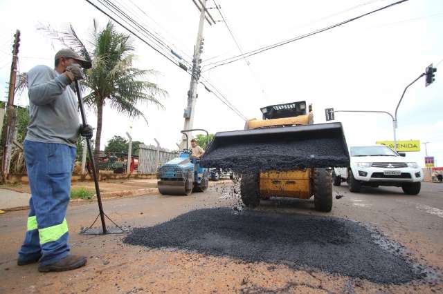 Prefeitura diz que aditivos garantem servi&ccedil;o de tapa-buraco at&eacute; dezembro 