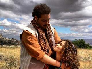 Tiago Abravanel e Nanda Costa em uma das primeira cenas gravadas na Turquia. (Foto: Divulgação)