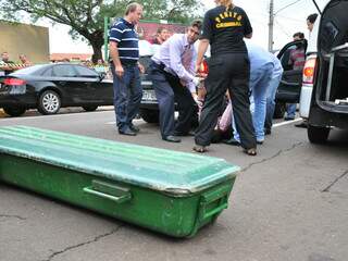 Policiais e peritos retiram corpo de homem executado em rua de bairro nobre de Campo Grande. 