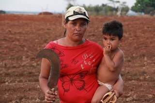 Trabalhadora rural é uma das mil pessoas que ocupam fazenda há dois meses (Foto: Divulgação/MST)