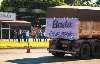 Faixa colada em caminhão parado durante greve na BR-060 em Campo Grande (Foto: Ricardo Fernandes)