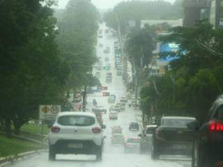 Motoristas precisam se preocupar com chuva e névoa em Campo Grande (Foto: Marcos Maluf)