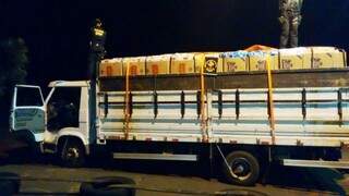 Caminhão com placa de Uberlândia carregava 17.500 pacotes de cigarro do Paraguai (Foto: Divulgação)
