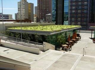 Exemplo de telhado verde em comércio.