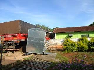 Carreta  invade casa e destr&oacute;i varanda