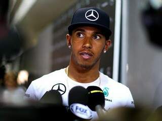 Lewis Hamilton assumiu a liderança em Cingapura, neste domingo. (Foto: Reuters)