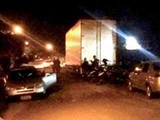 Caminhão-baú apreendido com a carga estava na Rua Verdes Mares, no bairro Tarumã em Campo Grande. (Foto: Arquivo) 