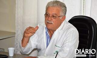 O diretor-técnico da Santa Casa de Corumbá, Domingos Albaneze, confirmou a abertura de uma sindicância para apurar uma possível falha na manipulação dos quimioterápicos. (Foto: Anderson Gallo)