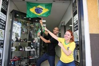 Alana  e Wilkes animados com a vitória do Brasil nesta manhã (Foto: Saul Schramm)