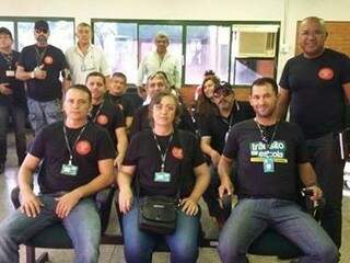 Hoje servidores trabalham de camisetas pretas, em protesto (Foto: Divulgação/SIndetran)