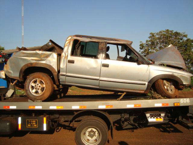  Ap&oacute;s tentar fugir da Pol&iacute;cia, adolescente capota com caminhonete roubada