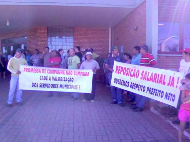 Servidores protestam por reajuste e avaliam proposta da Prefeitura