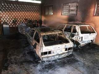 Incêndio destruiu dois carros durante a madrugada (Foto: TL Notícias)