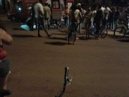 Jovem de 21 anos morre ao colidir moto na traseira de carreta 