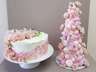 Topiaria de suspiro na cor rosa combinando com um bolo decorado (Foto: Arquivo pessoal)