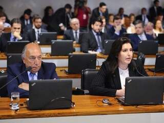 Pedro Chaves e Simone Tebet horas antes da votação em plenário, em debate na Comissão de Assuntos Econômicos do Senado (Foto: Moreira Mariz/Agência Senado)