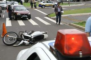 Moto viatura e carro ficaram danificados (Foto: Marcos Ermínio)