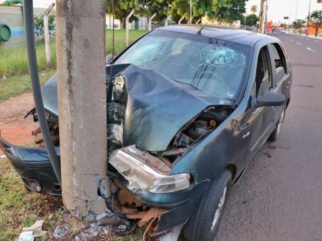 Motorista dorme ao volante, carro colide em poste e tr&ecirc;s ficam feridos 