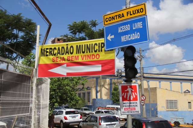 Tr&acirc;nsito trava perto do Mercad&atilde;o e motoristas ficam incomodados