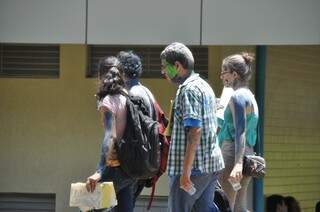 Estudantes com a cara pintada circularam pelo campus no primeiro dia de aula (Foto: Marcelo Calazans)