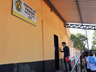 Valeriano Fontoura chega ao Centro de Triagem para visitar cliente (Foto: Henrique Kawaminami)