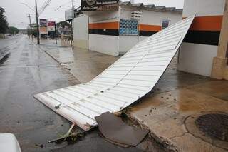 Na Mascarenhas de Moraes, parte de estrutura de empresa foi levada pelo vento.