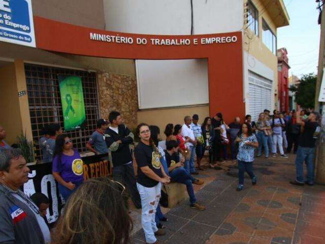 Ap&oacute;s 24 horas de invas&atilde;o, grupo deixa pr&eacute;dio do Minist&eacute;rio do Trabalho