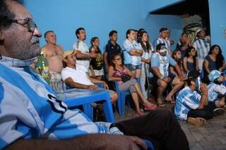 Durante o jogo, amigos e vizinhos acompanharam a partida na casa do argentino.