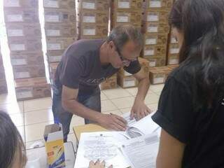 Sebastião Martins, 53 anos, assina os documentos e ficará responsável pela urna até o fim das votações. (Foto: Richelieu de Carlo)