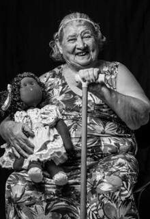 Com a boneca e bengala nas mãos, ela não esconde o sorriso (Foto: Fernanda Rossati)