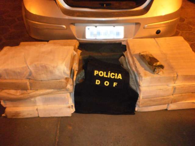 Mais de 220 quilos de maconha s&atilde;o aprendidos em ve&iacute;culo roubado 