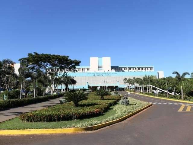 Homem &eacute; socorrido por vizinhos ap&oacute;s ser baleado, mas morre em hospital