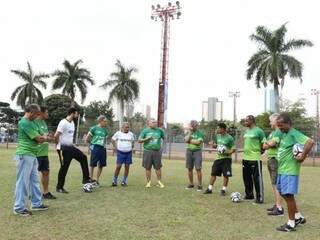 Ex-jogadores de MS em conversa descontraída no campo do Belmar Fidalgo (Foto: Paulo Francis)